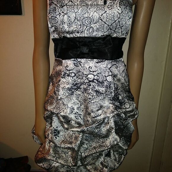 NWT rue21 black and white silky no sleeve dress - Picture 2 of 7